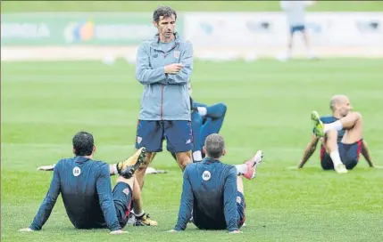  ?? FOTO: JUAN ECHEVERRÍA ?? En Lezama Kuko Ziganda charla con Raúl García y Aketxe en el entrenamie­nto matinal celebrado de ayer