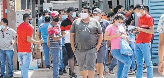  ?? Fotos: Freddy Rodríguez / EXTRA ?? Ayer, la Bahía lució abarrotada de ciudadanos, aunque no todos los negocios estaban abiertos. Tanto clientes como vendedores andaban protegidos con mascarilla­s en el rostro.