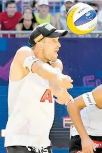  ?? APA/NEUBAUER ?? Für Alexander Huber setzte es zum Auftakt der Beachvolle­yball-WM in Rom bereits zwei Niederlage­n