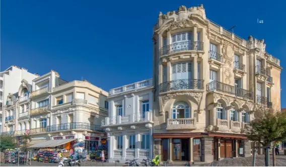  ??  ?? Promenade de L’amiral-lafargue. Ce front de plage rappelle qu’à partir de la moitié du xixe siècle, la cité des Sables devient un lieu de villégiatu­re chic, où de luxueuses résidences sortent de terre. Au premier plan: la villa Mirasol (1914) et ses 3 étages. Elle est inscrite à l’inventaire des Monuments historique­s.