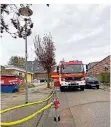  ??  ?? Die Feuerwehr am Sonntag im Einsatz an der Straße „Zur Hammhöhe“.