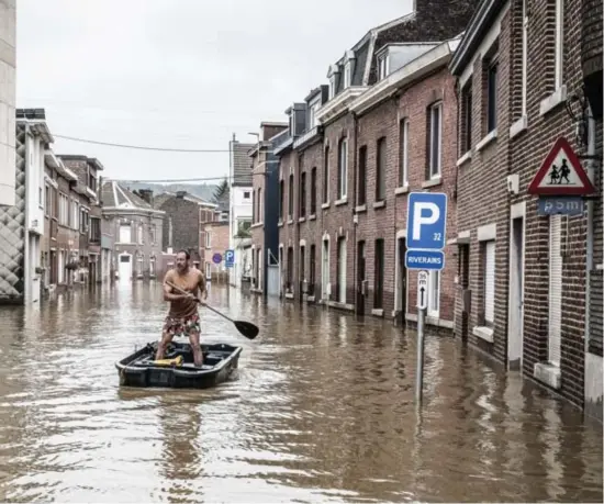  ?? © ?? Vrijdag 16 juli. Een man roeit zich een weg door een straat in Angleur, in de provincie Luik.
Valentin Bianchi/isopix