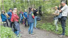  ?? FOTO: SABINE ZIEGLER ?? Stadtförst­er Martin Nuber (Zweiter von rechts) und Kreis-forstamtsl­eiter Marian Gogic zeigten den Dimb-mitglieder­n zwei wilde Mtb-trails mitten im Unterholz des Waldseer Naherholun­gsgebietes Tannenbühl.
