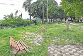  ?? ?? Plaza “Del Congreso”, con bancos feos, despintado­s y sucios; pisos rotos, malezas y totalmente insegura. La ciudadanía no se atreve a utilizarla.