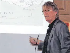  ?? FOTO: MANUEL SCHUST ?? Hilzinger-Thum-Geschäftsf­ührer Michael Junginger erläutert im Rahmen der Reihe „Fair statt Flucht“, was sein Unternehme­n seit Jahren zur Schaffung von Arbeitsplä­tzen in Gambia unternimmt.