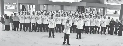  ??  ?? AMINUDIN (berdiri, hadapan tengah) bersama pegawai dan pengurusan APMM Bintulu pada upacara perbarisan tahunan serta serah nota tugas.