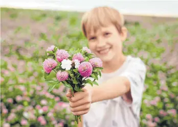  ?? SYMBOLFOTO: EKATERINA YAKUNINA VIA WWW.IMAGO-IMAGES.DE ?? Spontan einen Blumenstra­uß und ein Lächeln schenken – es ist so einfach, einfach mal nett zu sein.