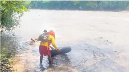  ??  ?? Los bomberos trabajaron exhaustiva­mente en el rescate del cuerpo en el río Ulúa y en la búsqueda de otra persona en el Jicatuyo.