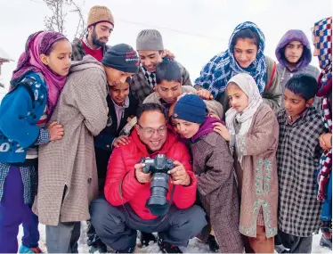  ??  ?? The children and villagers of Ringawali have hardly seen outsiders and were pleasantly surprised to see a photograph­er with a camera that showed their photos instantly