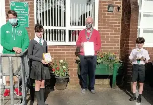  ??  ?? Headgirl Erin Sherratt, headboy Jasper Blackwell and headteache­r Michael Shaw receive the eggs from Lion president Alex Price