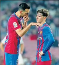  ?? ?? Busquets habla con Gavi.