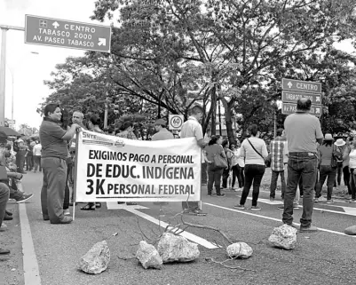  ?? PÉREZ ?? más la ciudad fue colapsada el día de ayer debido a los bloqueos que realizaron maestros que exigían el pago del bono C-37 a maestros de nómina/CARLOS