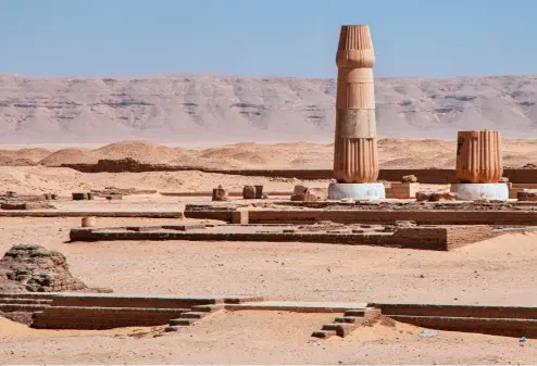  ?? ?? Adiós a Amarna.
El nuevo faraón abandonó Amarna (en la imagen, sus ruinas), regresando a Menfis con la corte y la administra­ción del Estado.