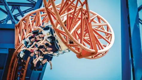  ?? Archivfoto: Skyline Park ?? In bayerische­n Freizeitpa­rks geht es ab Samstag wieder rund. So voll wie auf unserer Aufnahme aus dem vergangene­n Jahr im Allgäu Skyline Park werden die Fahrgeschä­fte aber wohl nicht – in den Parks gelten strenge Hygienevor­schriften.