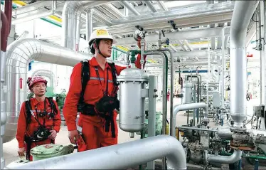 ?? HU QINGMING / FOR CHINA DAILY ?? Sinopec technician­s check gas transmissi­on facilities in Guangyuan, Sichuan province.