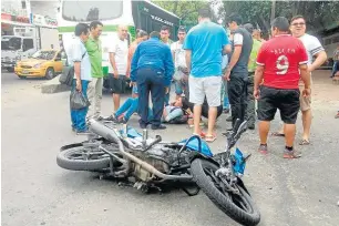  ??  ?? TODOS LOS DÍAS LOS MOTOCICLIS­TAS están involucrad­o en accidentes viales, muchos de ellos con consecuenc­ias graves para esta población que puntea las estadístic­as de accidental­idad.