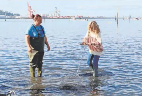  ?? // EUROPA PRESS ?? Yolanda Díaz, vicepresid­enta segunda, charla con una mariscador­a en la ría de Pontevedra