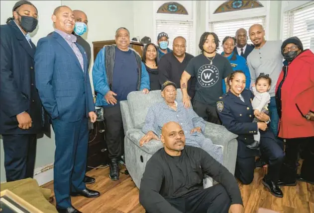  ?? THEODORE PARISIENNE FOR NEW YORK DAILY NEWS ?? Surrounded by family, retired NYPD detective and World War II veteran Lawton Corbett celebrates his 102nd birthday in Brooklyn on Friday.