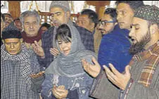  ?? PTI ?? Former CM and PDP president Mehbooba Mufti offering prayers at the grave of her father Mufti Mohammad Sayeed on his third death anniversar­y at Bijbehara in Anantang on Monday.