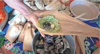  ?? /EFE ?? Comer tamales de iguana, que se cuecen en hoja de plátano, es una práctica ancestral.