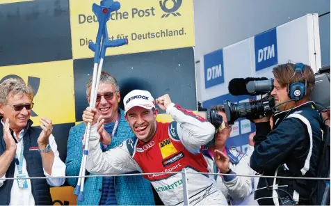  ?? Foto: dpa ?? Mit einem gebrochene­n linken Fuß fuhr Mike Rockenfell­er im ersten von zwei DTM Rennen auf Platz zwei in Moskau.