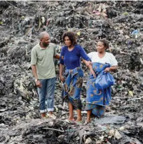  ?? © epa ?? De afvalberg is voor veel Mozambikan­en de enige bron van inkomsten.