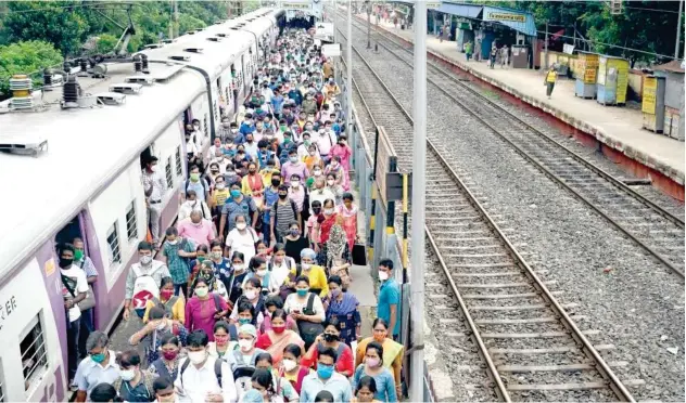  ?? Agence France-presse ?? ↑
Commuters walk along a platform after arriving in a special train following restrictio­ns of public transporta­tion in Kolkata on Thursday.