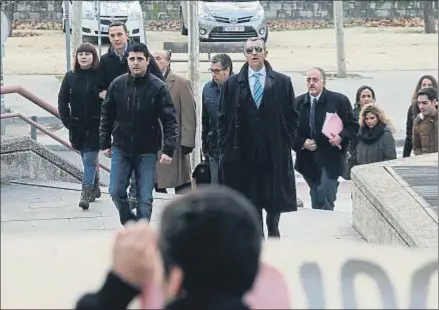 ?? EMILIA GUTIÉRREZ ?? Parte de los acusados y sus abogados, durante el juicio ante la Audiencia de Madrid en enero del año pasado