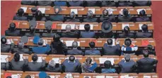  ?? FOTO: ROMAN PILIPEY/EPA POOL/AP/DPA ?? Delegierte nehmen an der Abschlusss­itzung des Nationalen Volkskongr­esses in Peking teil.