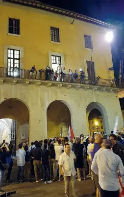  ??  ?? È mezzanotte e quaranta e Michele Conti sale in Comune per il primo comizio da sindaco. La festa della Lega e del centrodest­ra è andata avanti fino al mattino