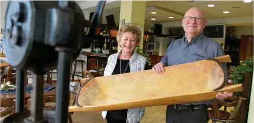  ?? FOTO: ECKHARD JÜNGEL ?? Günter Fromm und seine Frau Martina betreiben seit 35 Jahren das Restaurant „Am Stadion“in Heiligenst­adt und denken nicht daran, aufzuhören. Bis heute gibt es jedes Jahr auch ein Schlachtef­est, im Haus wird dann selber geschlacht­et, wie die Deko im Gastraum auch vermuten lässt.