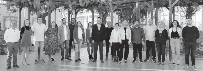  ?? ?? Foto de familia de la candidatur­a socialista en el municipio de Tabernas, encabezada por el actual alcalde, Jose Díaz.
LA VOZ