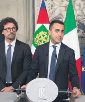  ?? REUTERS ?? Mukotrpni pregovori Predsjedni­k republike Sergio Mattarella primio je jučer najprije izaslanstv­o M5S na čelu s dosadašnji­m premijersk­im kandidatom Luigijem Di Maiom (desno)
