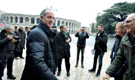  ?? (immagine Fotoland) ?? Il governator­e ieri a Verona per la presentazi­one dei candidati della Lega nel capoluogo scaligero