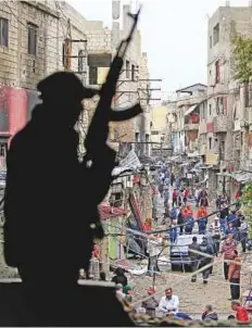  ?? Reuters ?? People inspect the damage after clashes in Ain Al Hilweh refugee camp in Sidon, Lebanon.