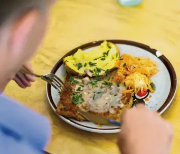  ?? Foto: Uwe Anspach, dpa ?? Ab und zu ein Sojaschnit­zel ist nicht schädlich. Wer allerdings sehr viel Soja essen möchte, sollte einige gesundheit­liche Aspekte im Auge behalten.