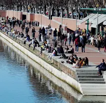  ??  ?? Assalto
Dall’alto, in senso orario,
selfie alla Biblioteca degli Alberi, la gente che prende il sole alla Darsena, marciapied­i pieni in corso Buenos Aires, «ginnastica all’aperto» e il traffico umano in piazza Duomo