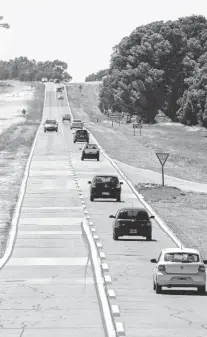  ??  ?? La autopista a Monte Hermoso, cada vez más lejos.