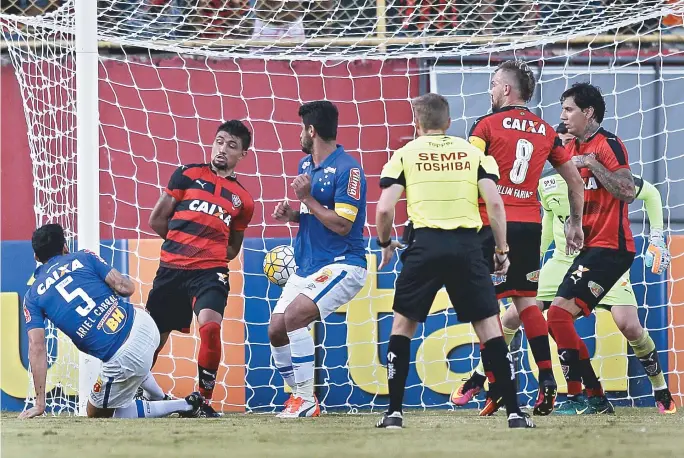  ??  ?? Ariel Cabral, camisa 5 do Cruzeiro, dá um peixinho e faz o único gol do jogo no Barradão; Vitória perde a quarta partida seguida e vê sua situação no Brasileiro cada vez mais complicada