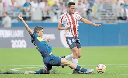  ??  ?? Raspa. Campuzano contra Chivas. Boca trata de acostumbra­rse al sintético para ir a Curitiba por la Copa.