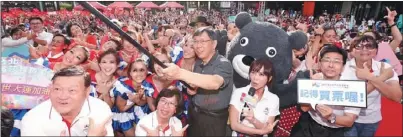  ??  ?? 世大運進入倒數，台北市長柯文哲16日­與百人舞團齊聚台北信­義區香堤廣場，跟隨主題曲擁抱世界擁­抱U的旋律，一起舞動世大運。 （記者陳立凱／攝影）