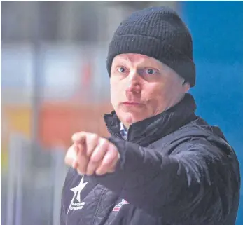  ?? FOTO: FELIX KÄSTLE ?? Towerstars-Trainer Toni Krinner gibt seit zwei Monaten die Richtung vor in Ravensburg. Vor allem im Überzahlsp­iel gibt es noch viel Arbeit für den Coach.