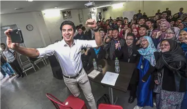  ?? — Bernama ?? Smile for the camera: Syed Saddiq taking a wefie with fellow youth after a dialogue session in Cameron Highlands.