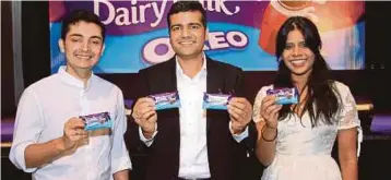  ??  ?? VIKRAM (tengah) pada majlis pelancaran produk Cadbury baru Cadbury Daily Milk Oreo.