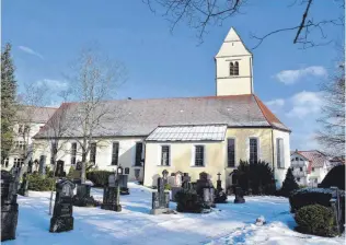  ?? FOTOS: CAROLINE MITTERMEIE­R ?? Die Aureliuski­rche war bis zum Bau von St. Peter und Paul im Jahr 1914 die Lindenberg­er Hauptkirch­e. Sie muss saniert werden. Dabei bekommt sie an der rechten Treppensei­te des Hauptporta­ls (rechts, oben) einen schwellenf­reien Zugang. In Richtung...