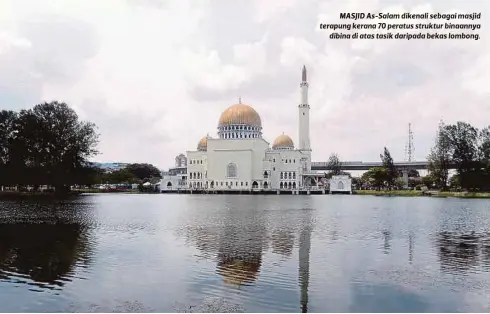  ??  ?? MASJID As-Salam dikenali sebagai masjid terapung kerana 70 peratus struktur binaannya
dibina di atas tasik daripada bekas lombong.