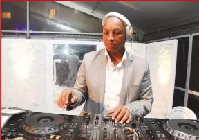  ??  ?? NGU-DJ Siyanda ongomunye wabaklwebh­e amapuleti emshadweni kaReggie Nkabinde ongumphath­i weMabala Noise.