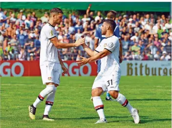  ?? FOTO: DECK/DPA ?? Lucas Alario (links) und sein Leverkusen­er Sturmpartn­er Kevin Volland klatschen beim DFB-Pokalspiel in Pforzheim ab. Bayer siegte dort vor einer Woche ohne größeren Aufwand mit 1:0. In der Liga geht es jetzt gegen Gladbach.