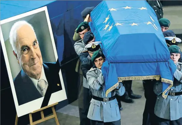  ?? FRANCOIS LENOIR / REUTERS ?? El féretro de Kohl, cubierto con la bandera europea, llevado a hombros por militares alemanes, ayer en el Parlamento Europeo en Estrasburg­o