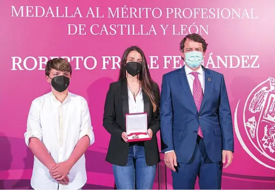  ?? SUSANA MARTÍN/ICAL ?? El presidente Fernández Mañueco entrega la Medalla al Mérito Profesiona­l a título póstumo a Roberto Fraile que recogieron sus hijos, Carla y Daniel